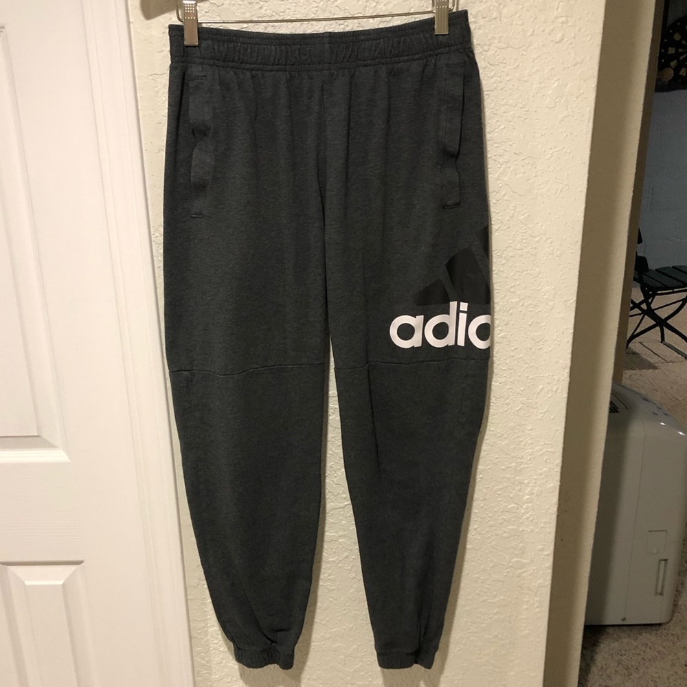 Adidas women’s size medium gray joggers with pockets.